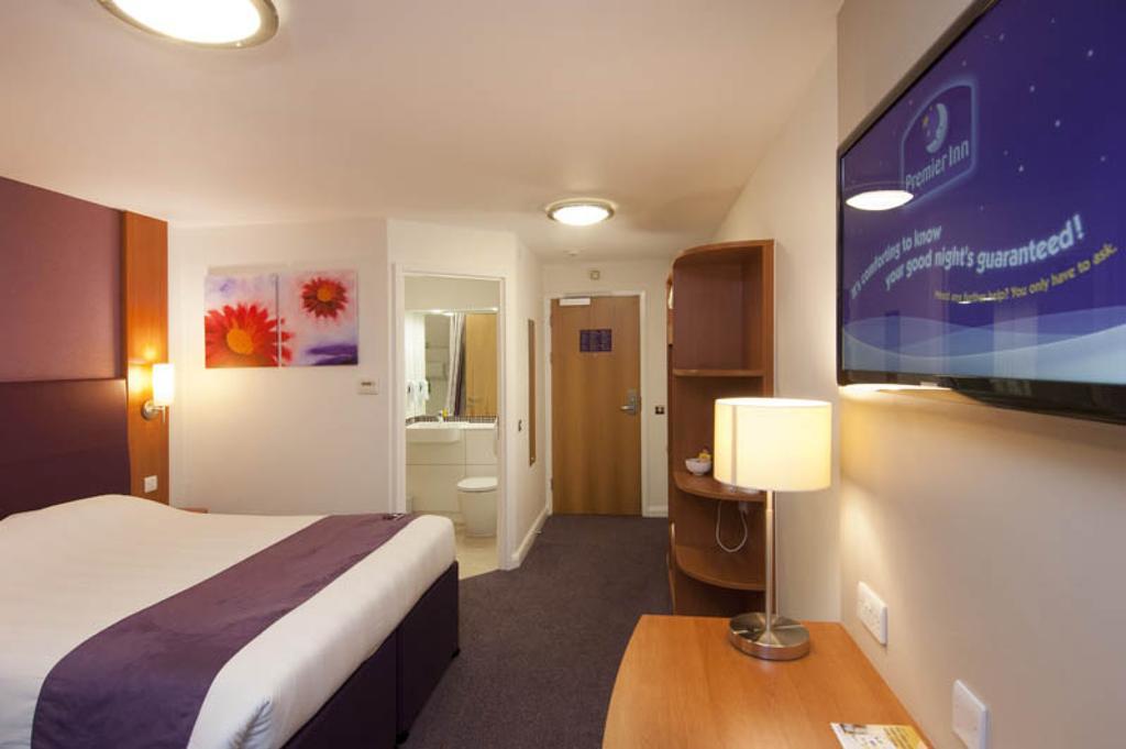 Premier Inn Cobham Cobham  Dış mekan fotoğraf