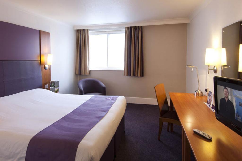 Premier Inn Cobham Cobham  Dış mekan fotoğraf