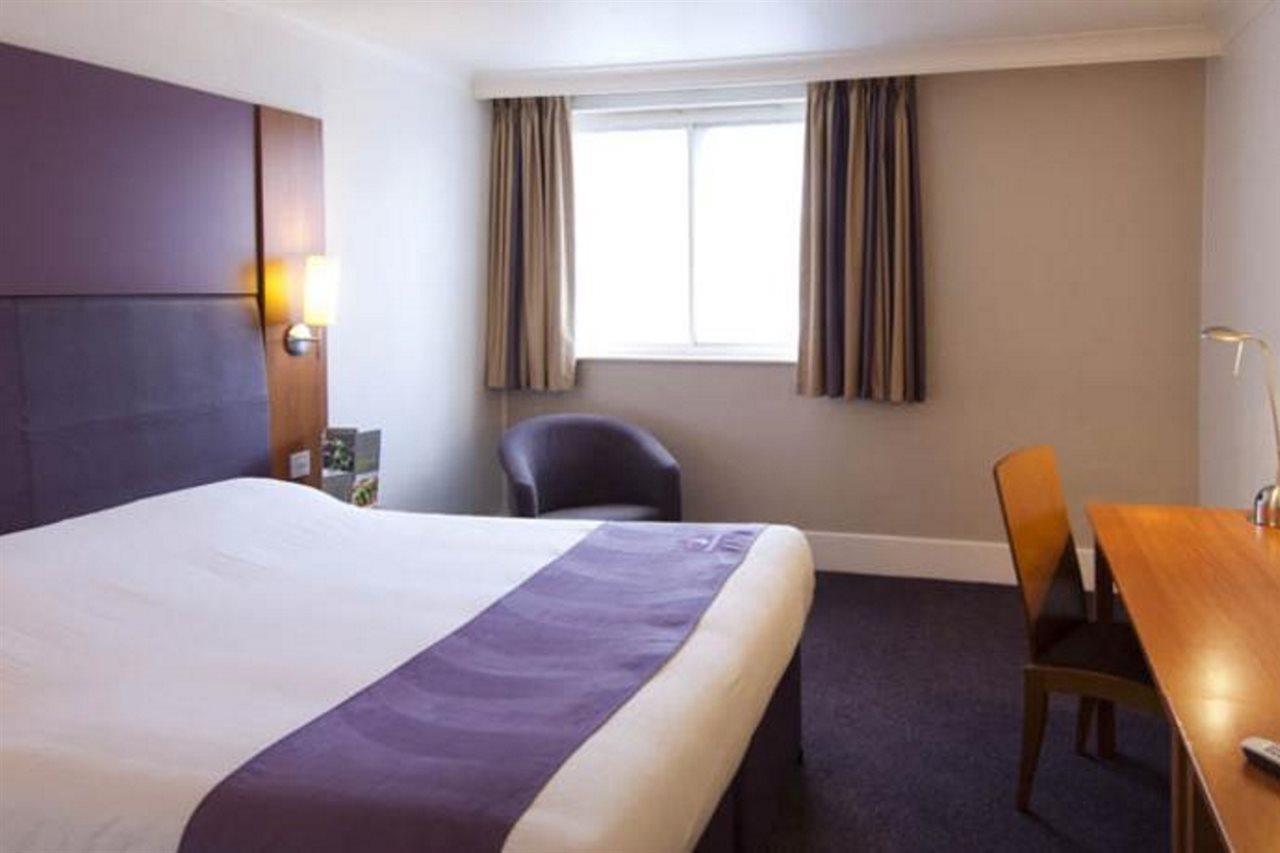 Premier Inn Cobham Cobham  Dış mekan fotoğraf